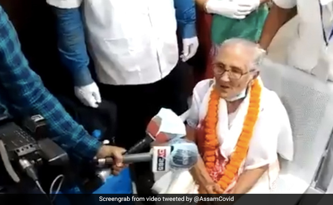 असम में 100 साल की महिला ने दी कोरोना को मात, नर्सों ने इस तरह मनाया जश्न - देखें Video
