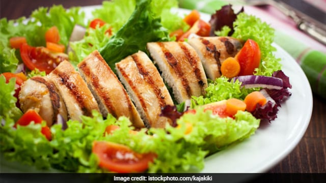 Chicken and other protein-rich foods boost our skin health
