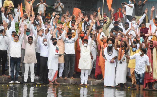 कोरोना को ठेंगा बताकर निकाली जा रही कलश यात्रा, चुनावी माहौल में सोशल डिस्टेंसिंग का क्या काम!