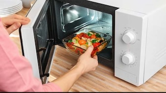 Microwave में भूलकर भी गर्म न करें ये चीजें, नहीं तो बिगड़ जाएगी तबीयत!