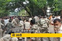 स्थायी नौकरी की मांग कर रहे सहायक पुलिसकर्मियों पर लाठीचार्ज स्थायी नौकरी की मांग कर रहे सहायक पुलिसकर्मियों पर लाठीचार्ज