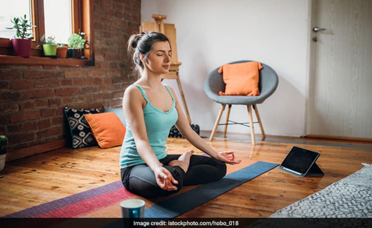 вкоренена в древната индийска традиция йога обединява физическите пози контрола