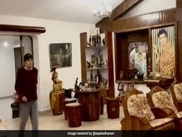 धर्मेंद्र का घर अंदर से है इतना खूबसूरत, बारिश के कारण ड्राइंग रूम में ही टहलते नजर आए एक्टर- देखें Video धर्मेंद्र का घर अंदर से है इतना खूबसूरत, बारिश के कारण ड्राइंग रूम में ही टहलते नजर आए एक्टर- देखें Video