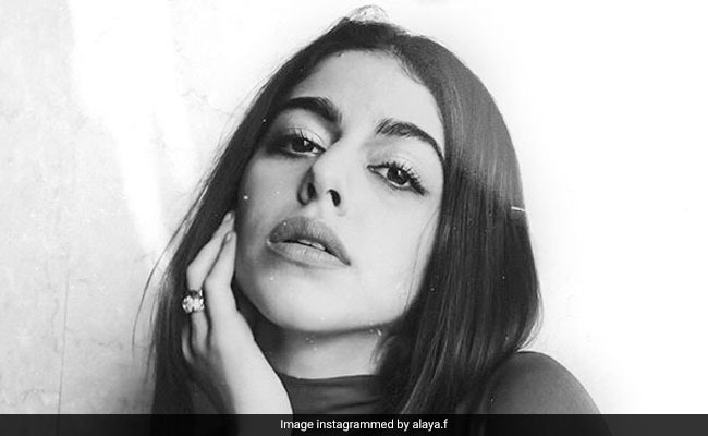 Alaya Furniturewala’s Turtle-Neck Top Is Gearing Us For The Winter Alaya Furniturewala’s Turtle-Neck Top Is Gearing Us For The Winter