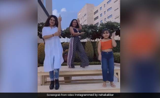 Neha Kakkar ने टेबल पर चढ़कर यूं किया Diamond Da Challa सॉन्ग पर डांस, Video ने मचाई धूम