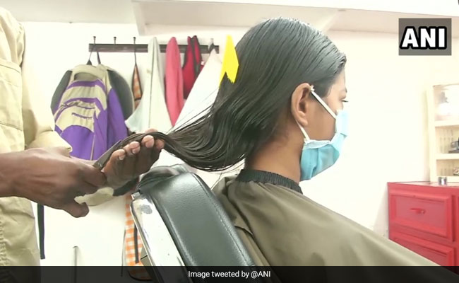 पैसे नहीं हैं, तो भी इस बार्बर शॉप पर मुफ्त कटवा सकते हैं बाल