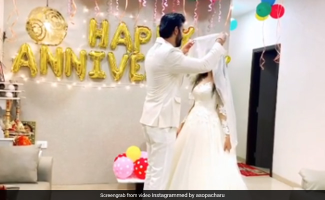 'शादी की सालगिरह' पर राजीव सेन ने इस खास अंदाज में देखा अपनी दुल्हनिया का चेहरा, VIDEO हुआ वायरल