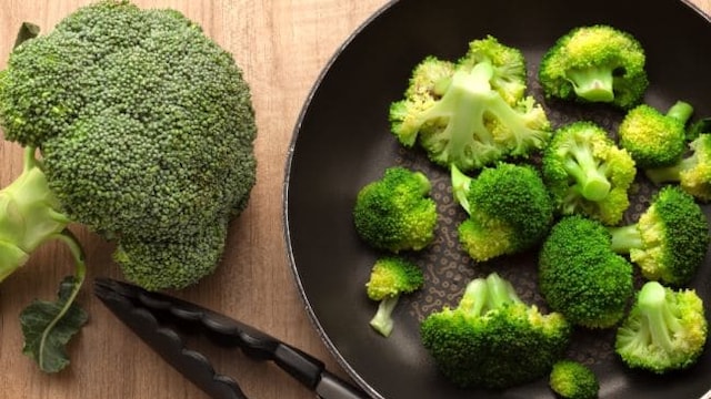 Broccoli is rich in vitamin C, iron, manganese and various other nutrients that help manage thyroid