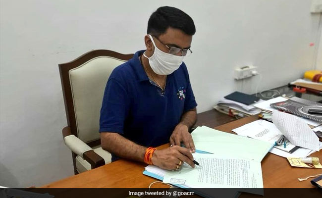 Covid Positive Goa Chief Minister Clears Files; Why No Gloves, Asks Congress