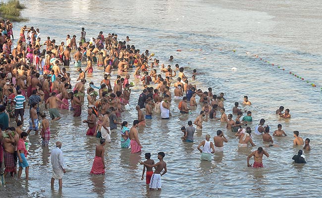 PM Greets People On <i>Mahalaya</i>, Lakhs Pay Homage To Their Ancestors