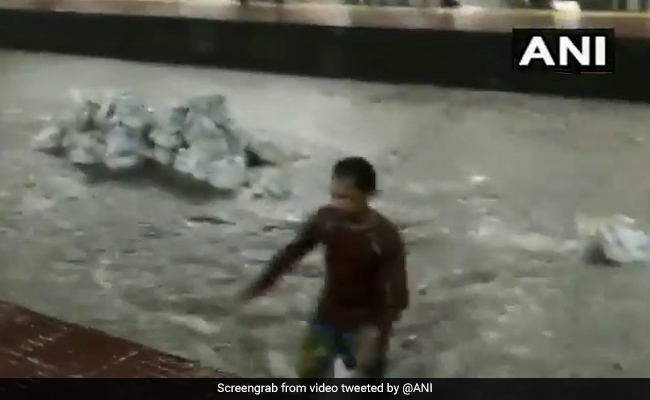 Heavy Rain in Mumbai: मुंबई में आफत की बारिश, डूबे कई इलाके, आज भी रहना होगा सावधान