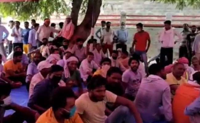 नोएडा: FIR दर्ज होने के विरोध में भूख हड़ताल पर बैठे सफाईकर्मी