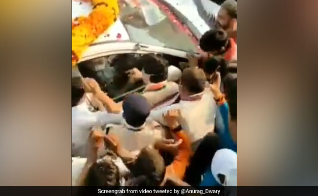 MP: उपचुनाव के प्रचार अभियान में जुटी BJP, ज्योतिरादित्य सिंधिया के सामने उड़ी सोशल डिस्टेंसिंग की धज्जियां