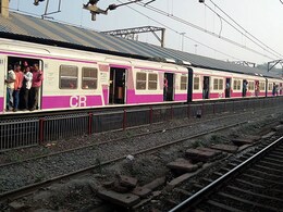 Mumbai Local : बदलापूर - CSMT लोकलला गळती, ऐन गर्दीत प्रवाशांची तारांबळ Mumbai Local : बदलापूर - CSMT लोकलला गळती, ऐन गर्दीत प्रवाशांची तारांबळ