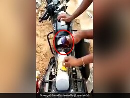 पुलिस से छिपकर बाइक में शराब ले जा रहा था तस्कर, टंकी से ऐसे निकालीं 20 बोतलें... देखें Viral Video पुलिस से छिपकर बाइक में शराब ले जा रहा था तस्कर, टंकी से ऐसे निकालीं 20 बोतलें... देखें Viral Video