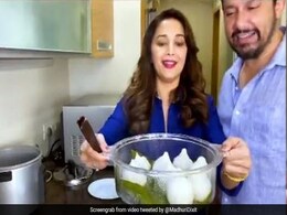 Madhuri Dixit ने पति संग मिलकर बनाए मोदक, Video में चटकारे लेती आईं नजर Madhuri Dixit ने पति संग मिलकर बनाए मोदक, Video में चटकारे लेती आईं नजर