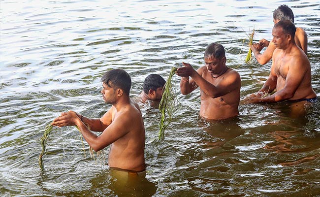 Pitru Paksha 2020: Know How 'Tarpan' Is Done During 'Shradh'