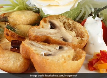 This Crispy Mushroom Aloo Roll Will Make You Drop Everything And Indulge This Crispy Mushroom Aloo Roll Will Make You Drop Everything And Indulge