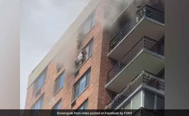 स्पाइडरमैन बनकर दमकलकर्मी ने अनोखे अंदाज़ में किया रेस्क्यू, देखें Viral Video