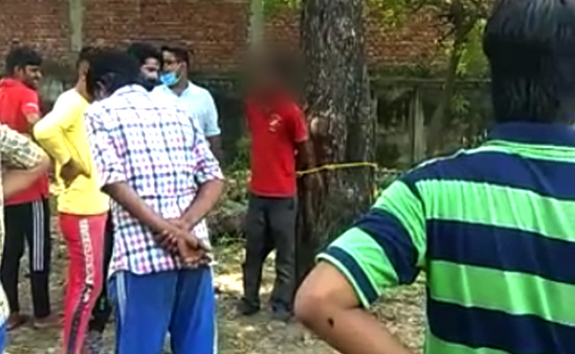यूपी : भीड़ ने लोहा चोरी के शक में पेड़ से बांधकर पीटा, युवक ने तोड़ा दम