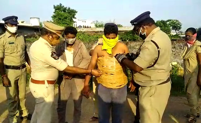 Two Arrested For Smuggling Liquor From Telangana To Andhra Pradesh