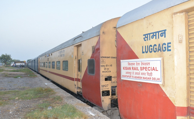 आंध्र के अनंतपुर से ताजे फल-सब्जियां लेकर किसान रेल पहुंची दिल्‍ली...