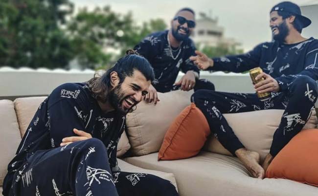 'राउडी क्लब' के साथ मस्ती करते नजर आए विजय देवरकोंडा, Photo हुईं वायरल