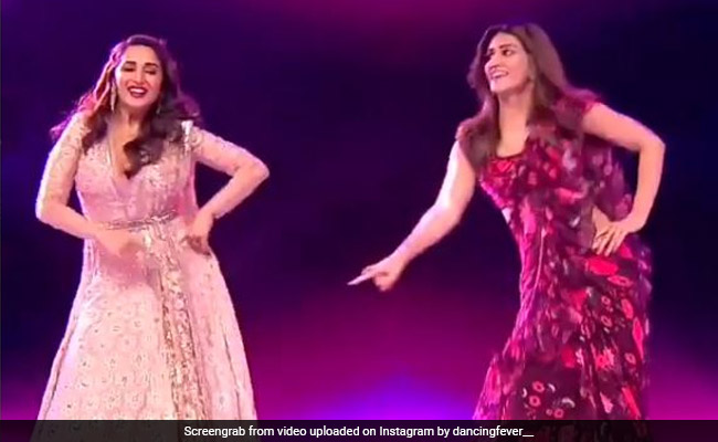 माधुरी दीक्षित और कृति सेनन ने 'बिना पायल के ही बजे घुंघरू' गाने पर दिखाया जबरदस्त डांस, Video हुआ वायरल