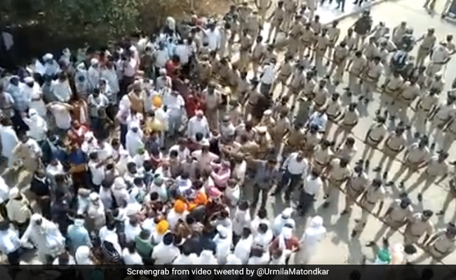 उर्मिला मातोंडकर ने कुरुक्षेत्र में किसानों पर हुए लाठीचार्ज पर जताई आपत्ति, बोलीं- जब हल चलाने वाले हाथ...