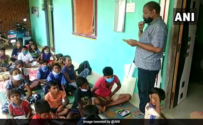 ‘सिनेमा वाले बाबू'  टीवी और स्पीकर से लेते हैं बच्चों की क्लास