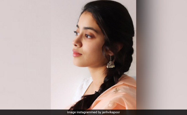 Janhvi Kapoor Takes Us Back To Days Of Glowing Skin And Dangling <i>Jhumkas</i>