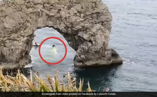 समुद्र के ऊपर उड़ता दिखा शख्स, Stunt देख लोगों के उड़े होश - देखें Viral Video