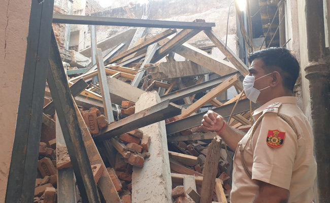 दिल्ली: हौज़काज़ी इलाके में गिरी दो मंजिला निर्माणाधीन बिल्डिंग, हादसे में कोई घायल नहीं