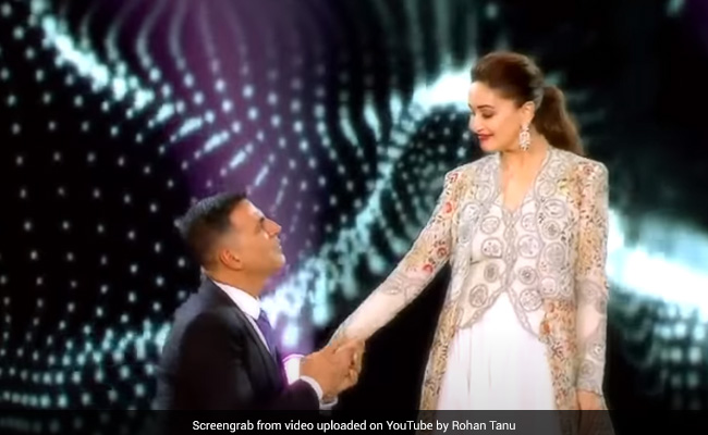 माधुरी दीक्षित ने अक्षय कुमार संग स्टेज पर किया रोमांटिक डांस, थ्रोबैक Video हुआ वायरल