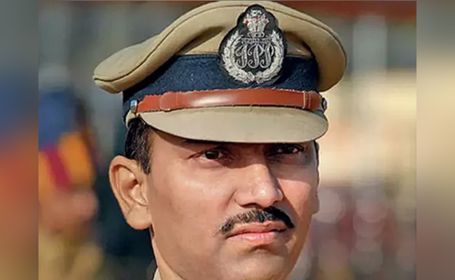 Cop Who Allegedly Enabled Wadhawans' "Lockdown Picnic" Lands Top Post