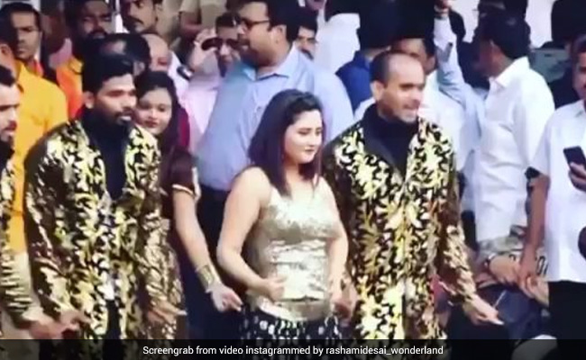 Rashami Desai ने भीड़ के बीच माधुरी दीक्षित के गाने पर यूं झूमकर किया डांस, खूब Viral हो रहा है Video