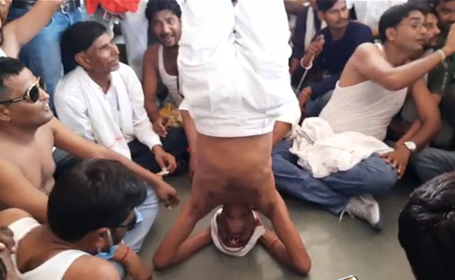 भूमि अधिग्रहण का मामला: विधायक ने किसानों के समर्थन में अर्धनग्न होकर शीर्षासन करके विरोध जताया