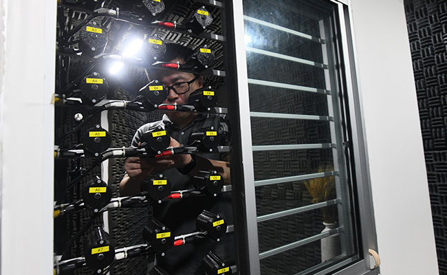 Singapore's "Noise-Cancelling Headphones" Can Cancel City Din