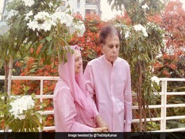 Dilip Kumar And Saira Banu, Twinning In Pink, In An Evergreen Pic Dilip Kumar And Saira Banu, Twinning In Pink, In An Evergreen Pic