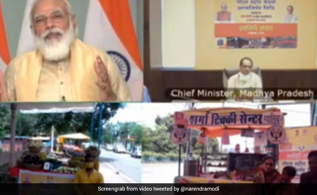PM Modi Interacts With Street Vendors, Asks Them To Stop Use Of Single-Use Plastic Bottles
