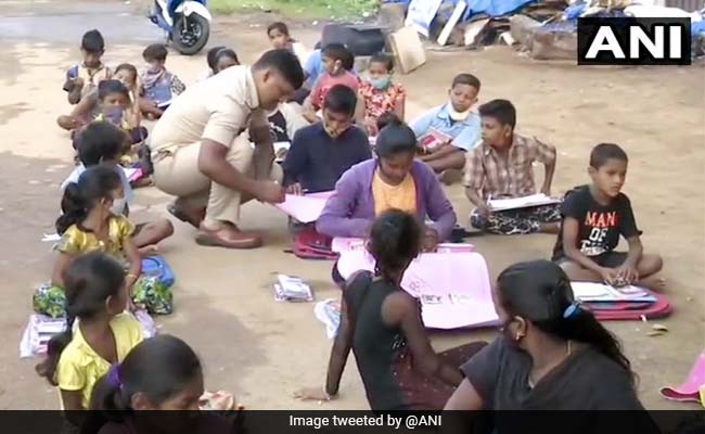 Real Singham: मज़दूरों के बच्चों को फ्री शिक्षा दे रहा पुलिस वाला, बोला- 'इन्हें नहीं बनने दूंगा मज़दूर...'