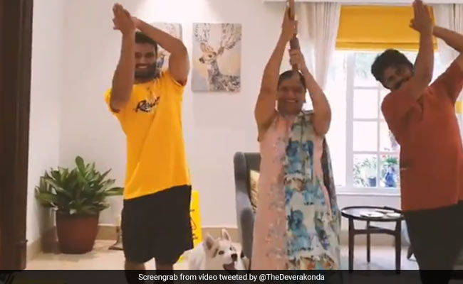 विजय देवरकोंडा की मां ने पूरी की Half century, एक्टर ने वीडियो शेयर कर कहा- Happy Birthday Mumma विजय देवरकोंडा की मां ने पूरी की Half century, एक्टर ने वीडियो शेयर कर कहा- Happy Birthday Mumma