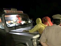 वीडियो: गाड़ी के आगे रोती-बिलखती रही मृतक की मां, एम्बुलेंस बोनट पर अड़ीं महिलाएं, फिर भी कर दिया दाह संस्कार वीडियो: गाड़ी के आगे रोती-बिलखती रही मृतक की मां, एम्बुलेंस बोनट पर अड़ीं महिलाएं, फिर भी कर दिया दाह संस्कार