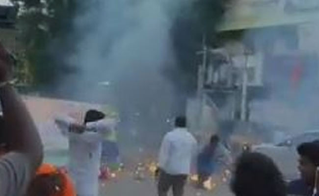 PM मोदी के जन्मदिन पर BJP कार्यकर्ताओं ने जलाए पटाखे तो हुआ धमाका, VIDEO आया सामने