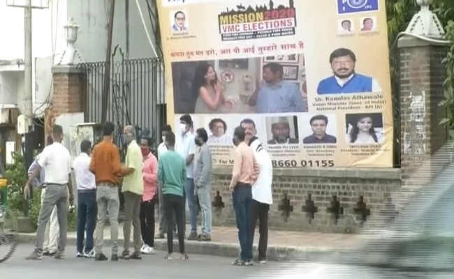 वडोदरा के नगर निगम चुनाव में 'कंगना रनौत', रामदास अठावले के साथ दिखे पोस्टर