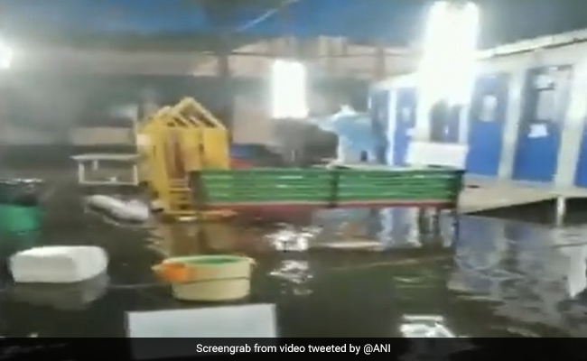 9 घंटे लगातार बारिश के बाद मुंबई का अस्पताल बना तालाब, VIDEO आया सामने