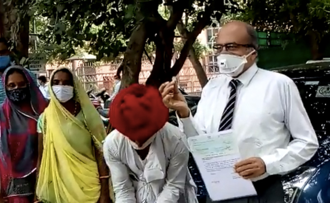 अवमानना केस : प्रशांत भूषण ने जमा किया 1 रुपये जुर्माना, बोले - अभिव्यक्ति की आजादी का गला घोंटा जा रहा