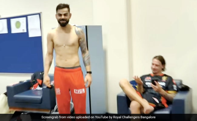 IPL 2020: RCB ने जीत पर ड्रेसिंग रूम में मचाया धमाल, कोहली ने टी-शर्ट उतार यूं मनाया जश्न- देखें Video IPL 2020: RCB ने जीत पर ड्रेसिंग रूम में मचाया धमाल, कोहली ने टी-शर्ट उतार यूं मनाया जश्न- देखें Video