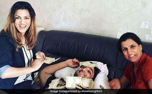 सुशांत की बहन ने शेयर की फोटो, नोट उड़ाकर मनाया था भाई की सफलता का जश्न- देखें Photo