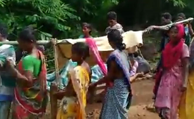 Andhra Pradesh Villagers Carry Pregnant Woman On Cot To Nearest Hospital